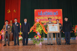 Các đồng chí: Trần Đăng Ninh, Phó Bí thư TT Tỉnh uỷ; Nguyễn Văn Dũng, Phó Chủ tịch UBND tỉnh tặng hoa và trao Bằng công nhận xã đạt chuẩn NTM cho xã Phong Phú.